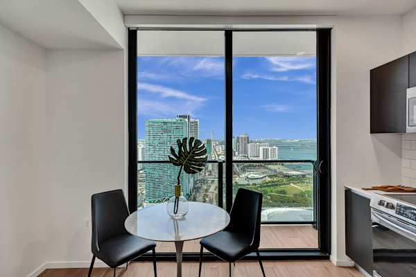 Miami Lux Studio 45th floor City and Bay Views