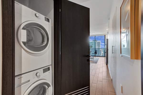 Miami Lux Studio 45th floor City and Bay Views