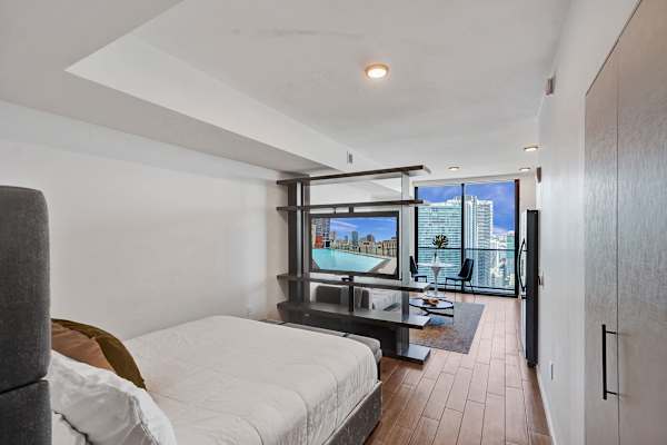 Miami Lux Studio 45th floor City and Bay Views