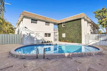 Rustic Retreat | Pool, Parking & Las Olas