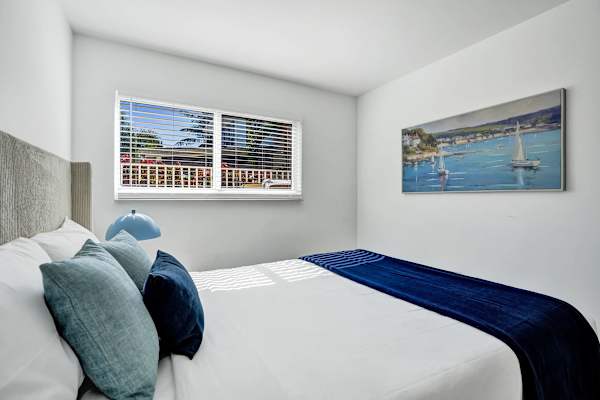 Lake Worth Queen Spacious Suite w/ Pool Access