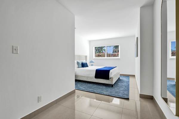 Lake Worth Queen Spacious Suite w/ Pool Access