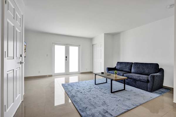 Lake Worth Queen Spacious Suite w/ Pool Access