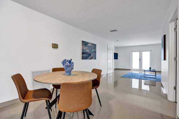 Lake Worth Queen Spacious Suite w/ Pool Access