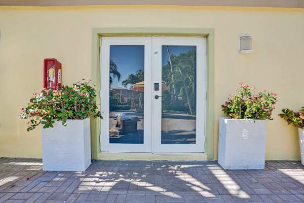 Lake Worth Queen Spacious Suite w/ Pool Access