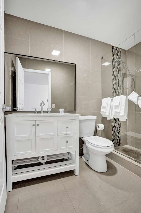 Lake Worth Queen Spacious Suite w/ Pool Access