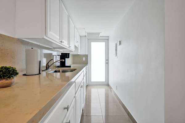 Spacious 1BR Retreat w/ Pool in Lake Worth