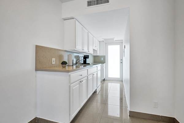 Spacious 1BR Retreat w/ Pool in Lake Worth