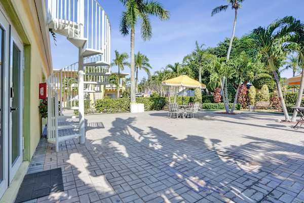 Spacious 1BR Retreat w/ Pool in Lake Worth