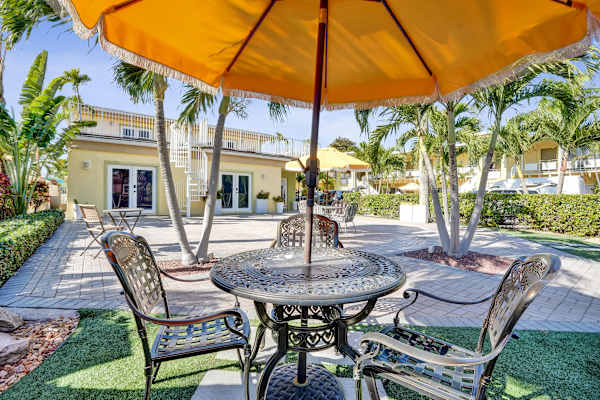Spacious 1BR Retreat w/ Pool in Lake Worth