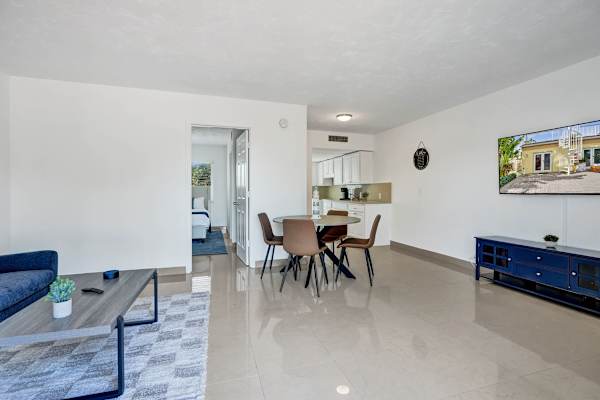 Spacious 1BR Retreat in Lake Worth