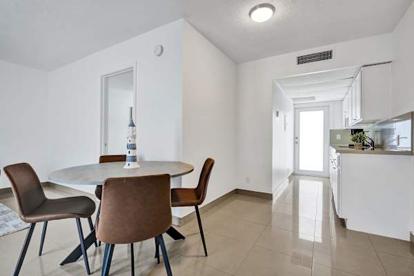 Spacious 1BR Retreat in Lake Worth