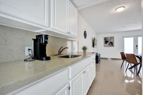 Spacious 1BR Retreat in Lake Worth