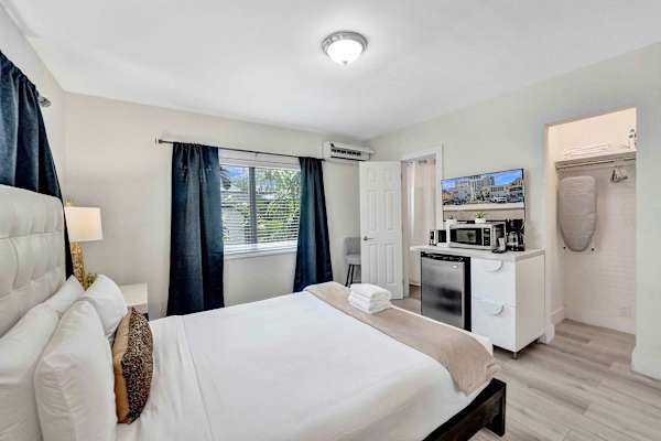 Beach Block Suite | Steps to FTL Beach & Pool