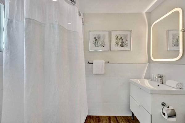Beach Block Suite | Steps to FTL Beach & Pool