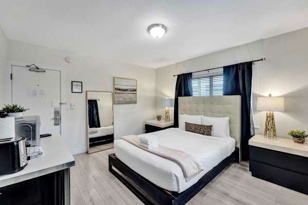 Beach Block Suite | Steps to FTL Beach & Pool