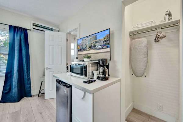 Beach Block Suite | Steps to FTL Beach & Pool