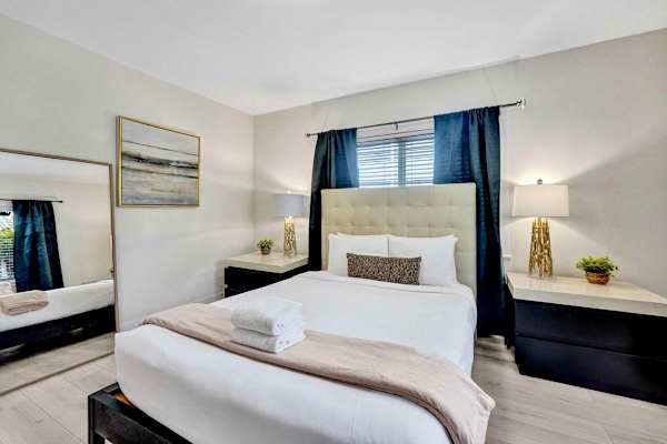 Beach Block Suite | Steps to FTL Beach & Pool