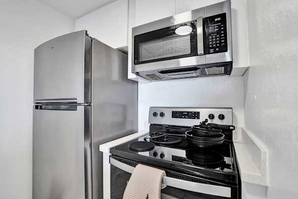 Cozy Park Towers Studio King Bed & Tub | Hard Rock