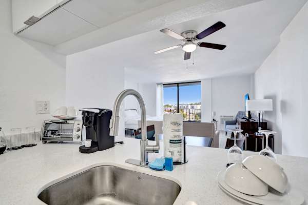 Cozy Park Towers Studio King Bed & Tub | Hard Rock