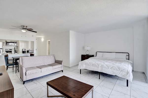 Cozy Park Towers Studio King Bed & Tub | Hard Rock