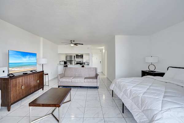 Cozy Park Towers Studio King Bed & Tub | Hard Rock