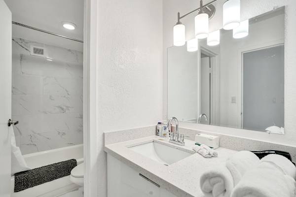 Cozy Park Towers Studio King Bed & Tub | Hard Rock