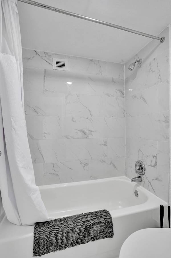 Cozy Park Towers Studio King Bed & Tub | Hard Rock