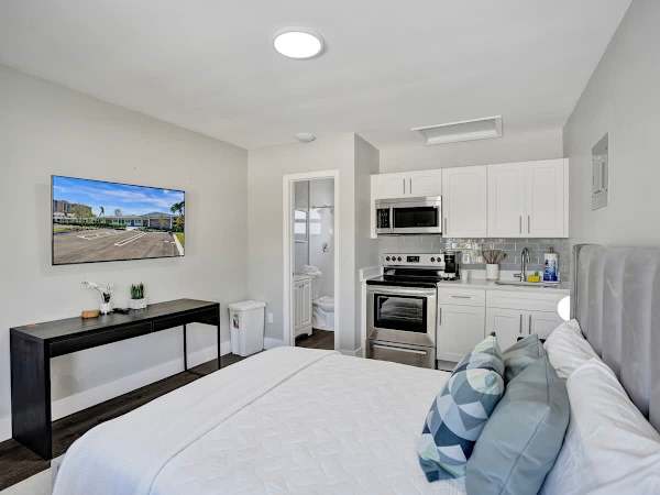 Beachside Studio w/ Full Kitchen & Private Patio