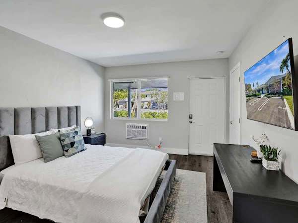 Beachside Studio w/ Full Kitchen & Private Patio