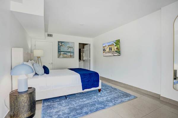 Bright Lake Worth Suite Queen Bed & Pool