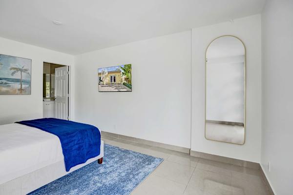 Bright Lake Worth Suite Queen Bed & Pool