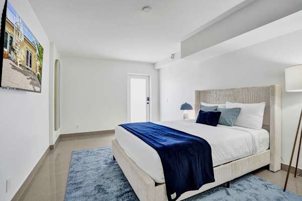Bright Lake Worth Suite Queen Bed & Pool
