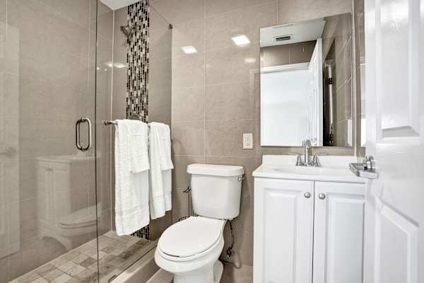 Bright Lake Worth Suite Queen Bed & Pool