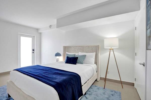 Bright Lake Worth Suite Queen Bed & Pool