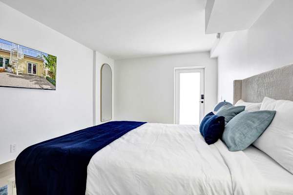 Bright Lake Worth Suite Queen Bed & Pool