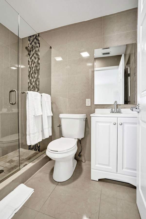 Bright Lake Worth Suite Queen Bed & Pool