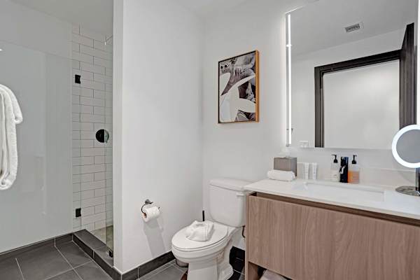 47th Floor Miami Studio w/ Balcony & Rooftop Pool