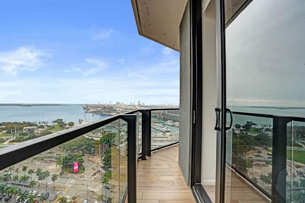 47th Floor Miami Studio w/ Balcony & Rooftop Pool