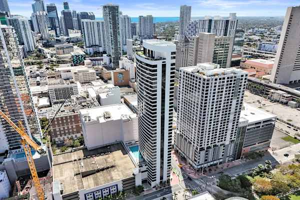 Miami 2BR Condo | Rooftop Jacuzzi, Pool & Gym