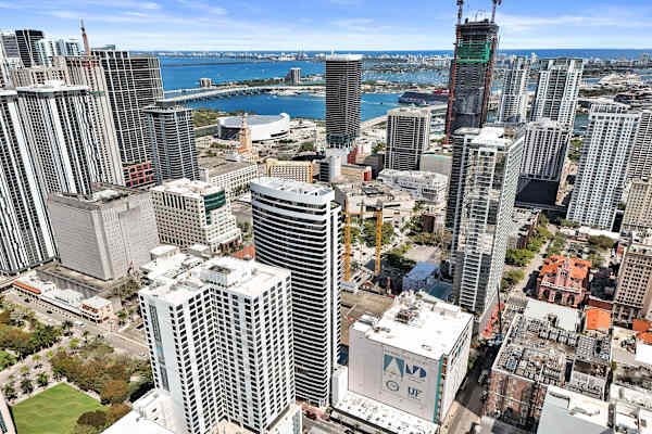 Miami 2BR Condo | Rooftop Jacuzzi, Pool & Gym