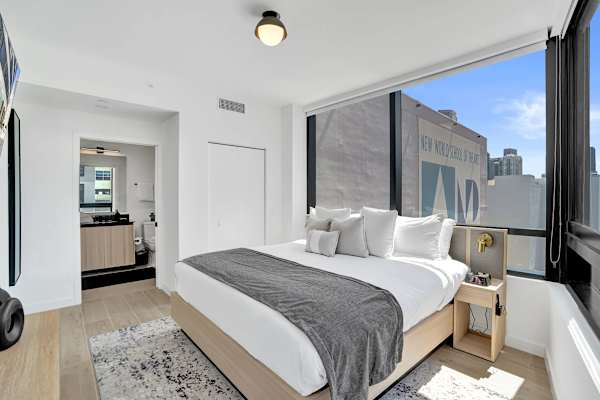 Miami 2BR Condo | Rooftop Jacuzzi, Pool & Gym