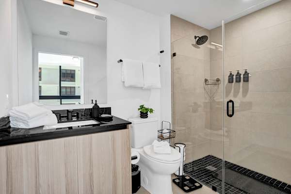Miami 2BR Condo | Rooftop Jacuzzi, Pool & Gym