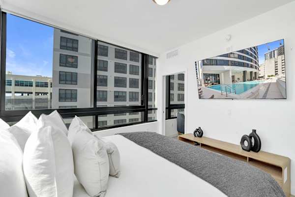 Miami 2BR Condo | Rooftop Jacuzzi, Pool & Gym