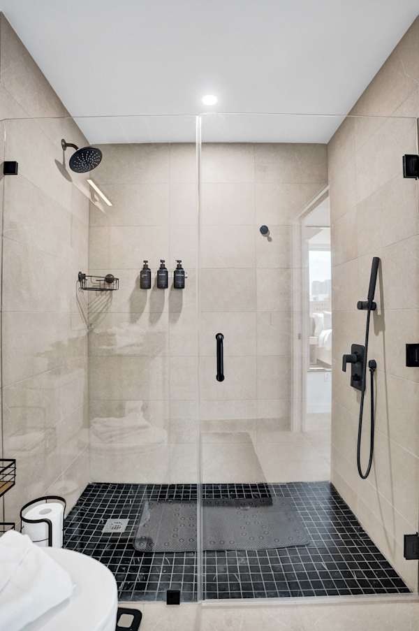 Miami 2BR Condo | Rooftop Jacuzzi, Pool & Gym