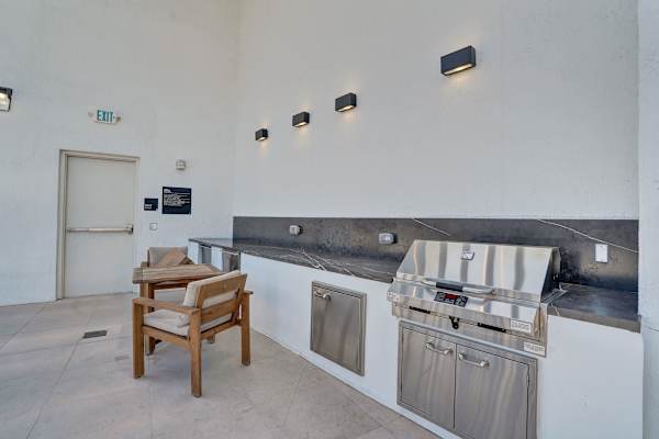 Miami 2BR Condo | Rooftop Jacuzzi, Pool & Gym