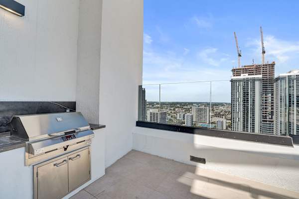 Miami 2BR Condo | Rooftop Jacuzzi, Pool & Gym