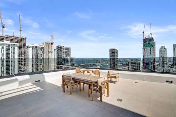 Miami 2BR Condo | Rooftop Jacuzzi, Pool & Gym