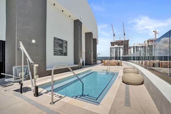 Miami 2BR Condo | Rooftop Jacuzzi, Pool & Gym
