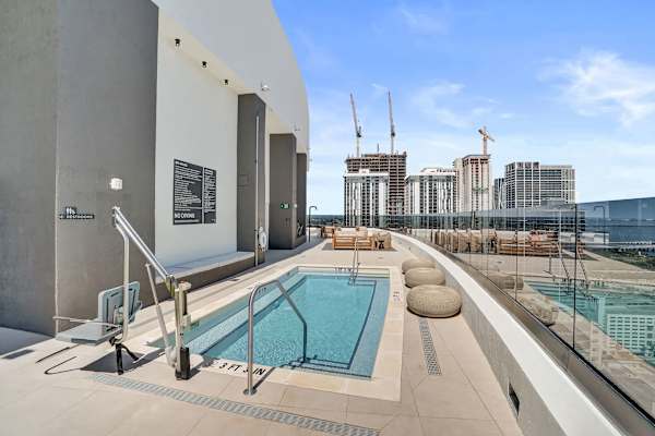 Miami 2BR Condo | Rooftop Jacuzzi, Pool & Gym
